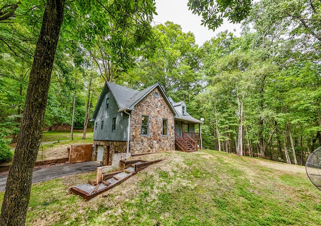 view of front of house featuring a front yard and a garage