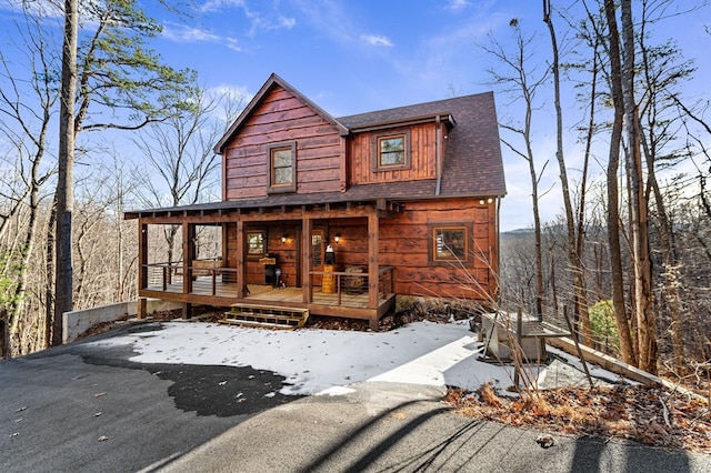 view of front of property featuring a porch