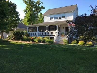 view of front of home with a front lawn