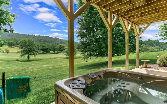 view of yard with a hot tub