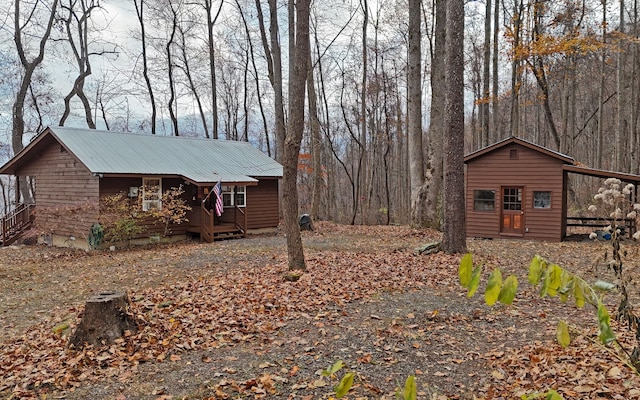 view of yard with an outdoor structure