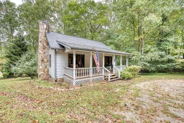 view of front of property featuring a front lawn and a porch