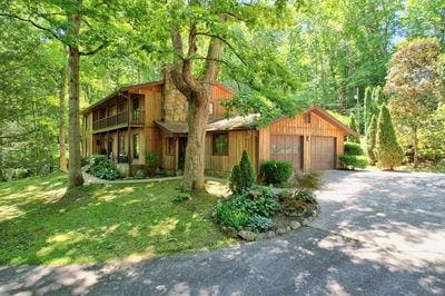 view of front facade with a garage and a front lawn