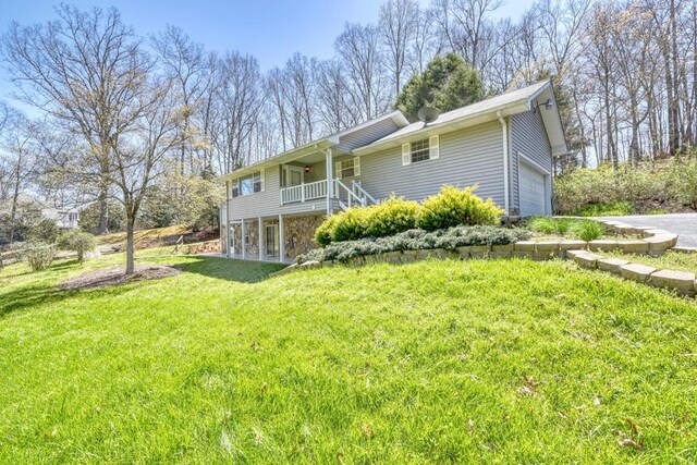 view of front of property with a front yard