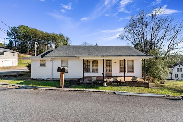 view of front facade featuring a porch and a front yard