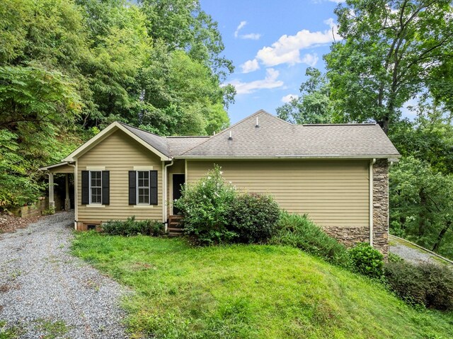 view of front of property featuring a front yard