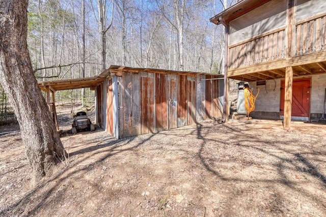 view of yard featuring an outdoor structure