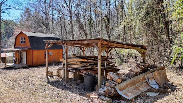 view of yard featuring a forest view and an outbuilding