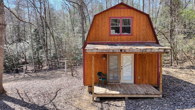 view of outdoor structure with a wooded view and an outdoor structure