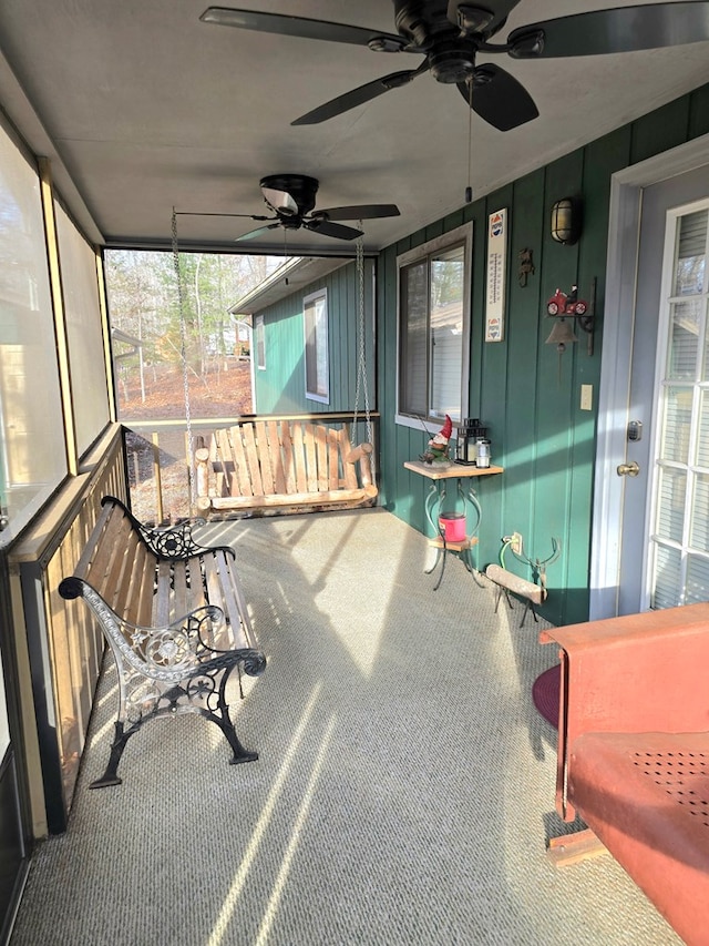 sunroom with ceiling fan