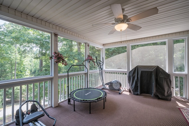 sunroom / solarium featuring a ceiling fan