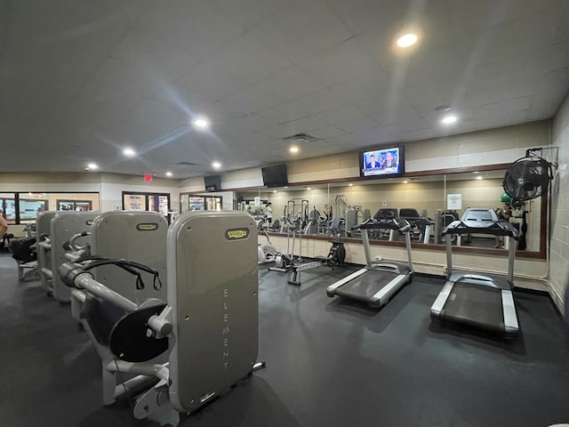 exercise room featuring recessed lighting