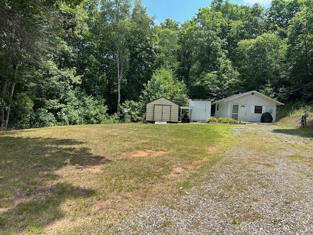 view of yard featuring a storage shed