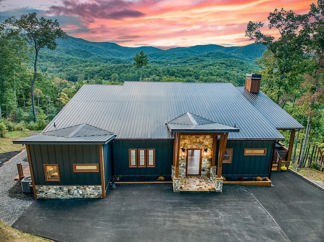 modern farmhouse style home with a mountain view