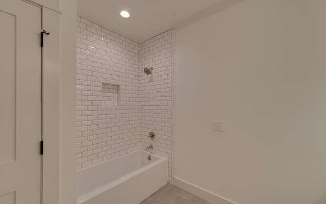 bathroom with tiled shower / bath combo