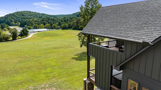 view of yard featuring a mountain view