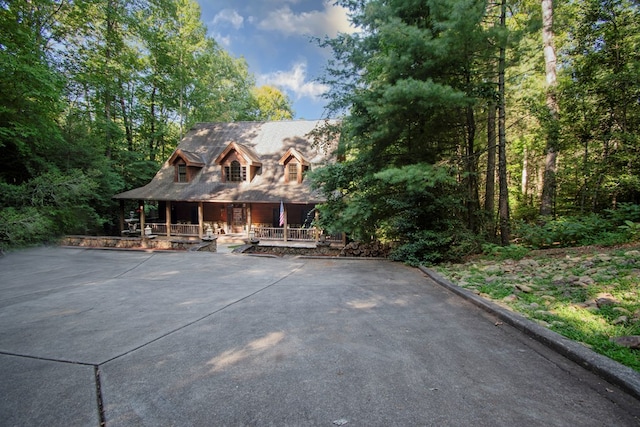 view of front of property featuring covered porch