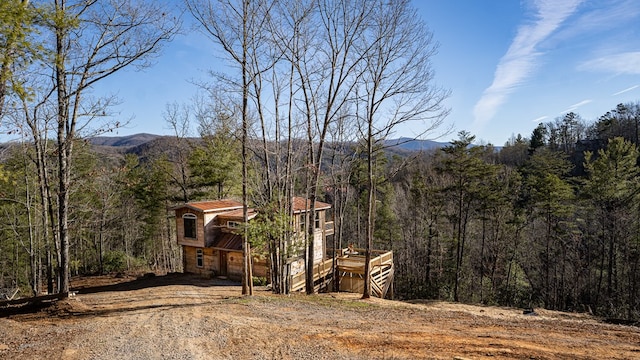 view of front of property featuring a mountain view