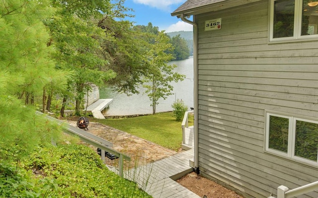 view of yard featuring a water view