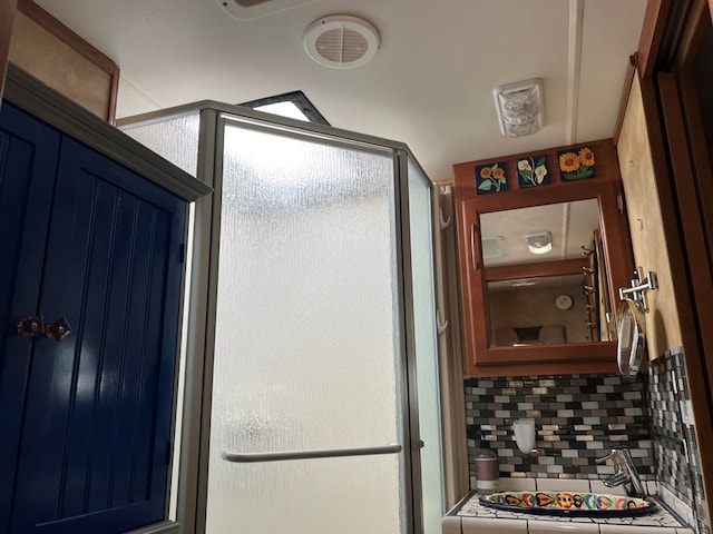 bathroom with walk in shower and backsplash