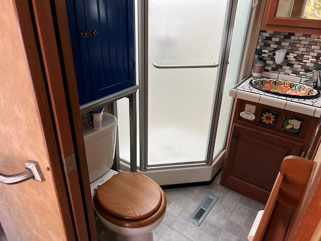 bathroom featuring plenty of natural light, decorative backsplash, and toilet