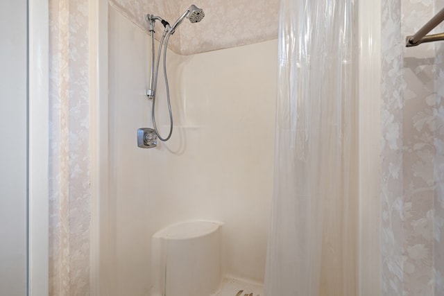 bathroom with curtained shower