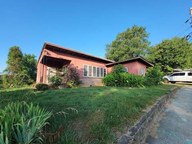 view of front facade featuring a front yard