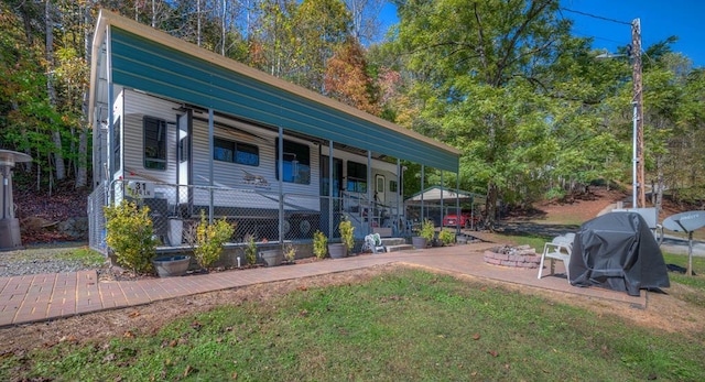 view of front of house featuring a porch and a front lawn