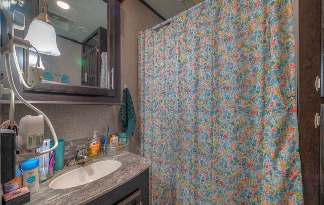 full bathroom featuring a shower with shower curtain and vanity