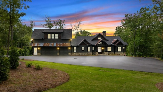 view of front of home featuring a yard and a garage