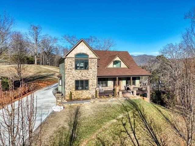 view of front of property featuring a front yard