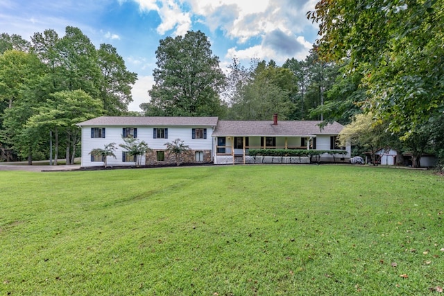 view of front facade featuring a front yard