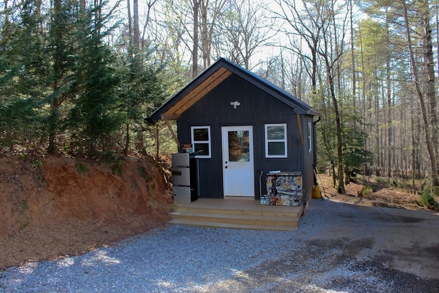 view of outdoor structure with an outbuilding