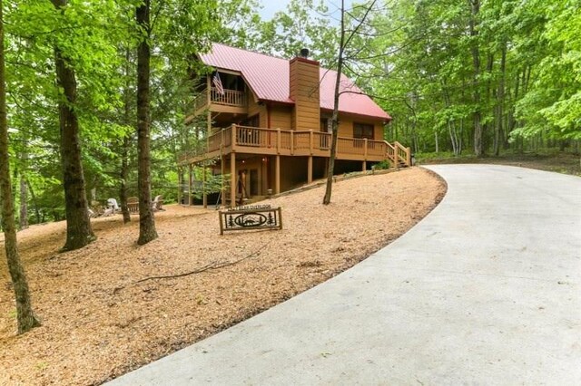 view of yard with a balcony