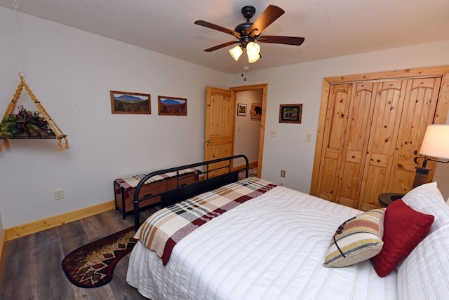 bedroom with ceiling fan, a textured ceiling, wood finished floors, and baseboards