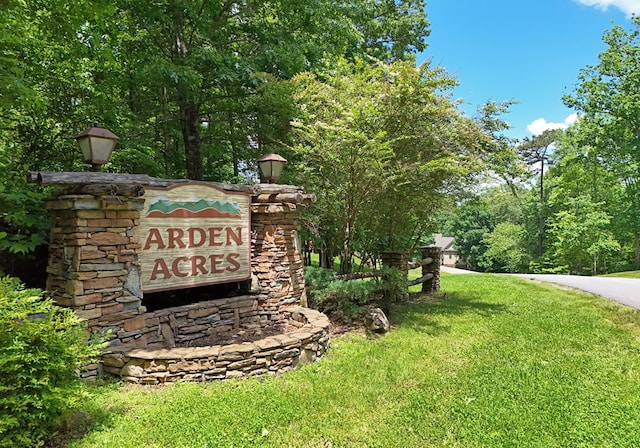 community sign with a lawn