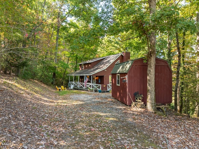 view of side of property with a storage shed