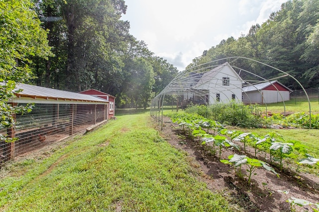 view of yard with an outbuilding