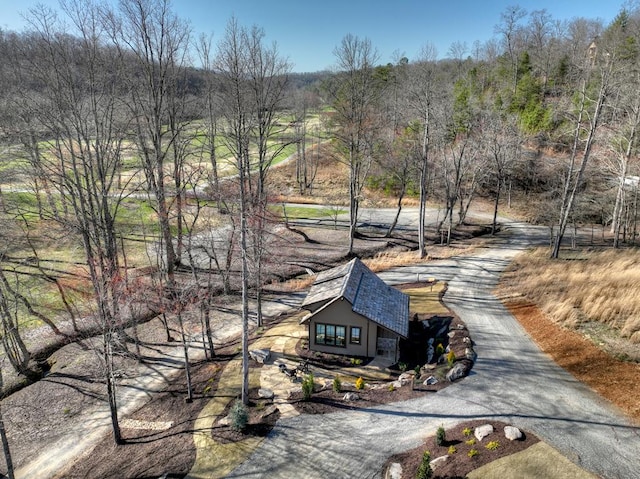 birds eye view of property featuring a forest view