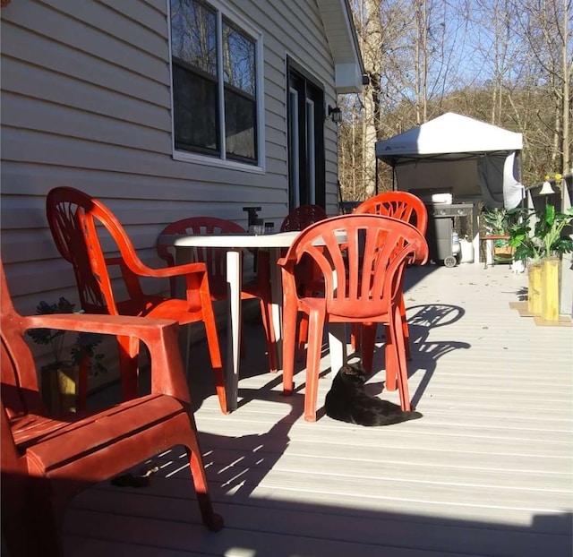 deck with outdoor dining space