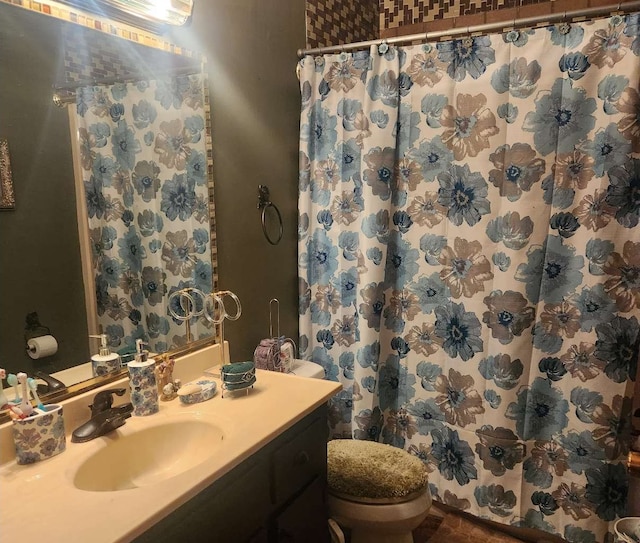 full bathroom featuring toilet, vanity, and a shower with shower curtain