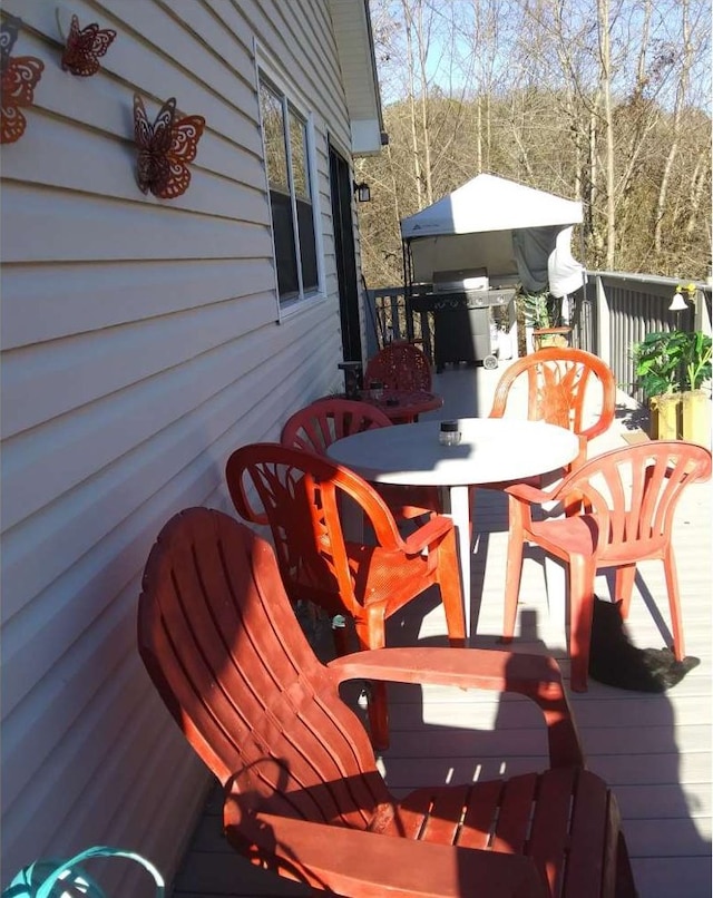deck with outdoor dining space