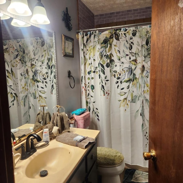 full bath featuring vanity, toilet, and a shower with curtain