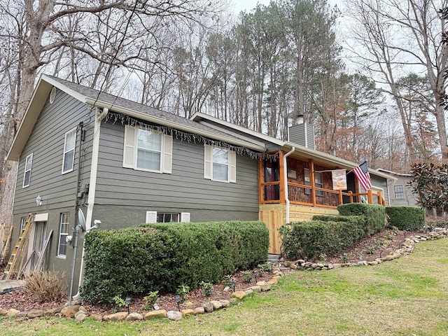 view of front facade featuring a front yard