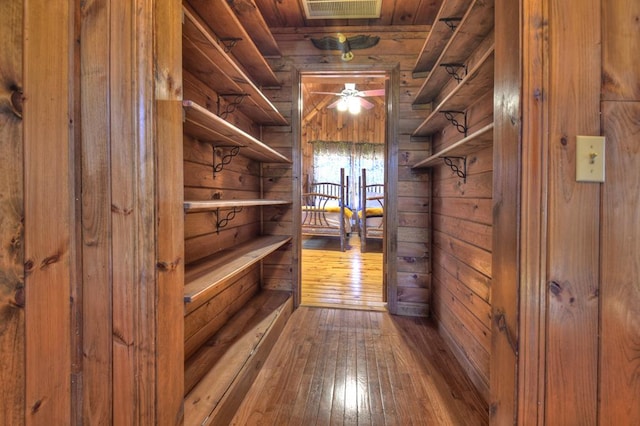 walk in closet with ceiling fan and dark hardwood / wood-style floors