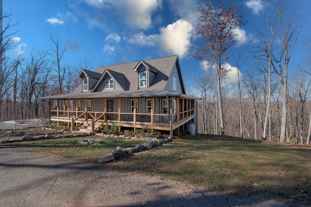 view of front of home featuring a front yard