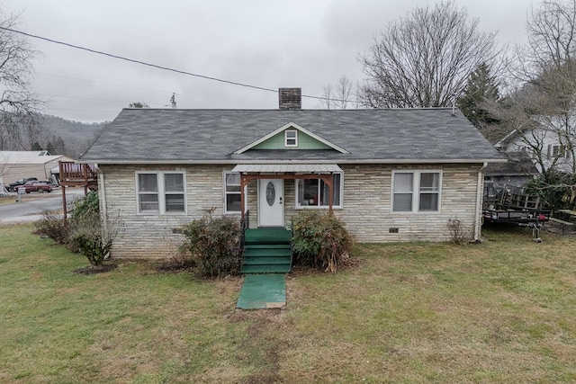 view of front facade with a front lawn