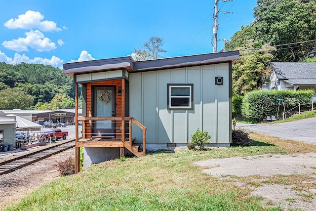 view of front of home featuring a front yard