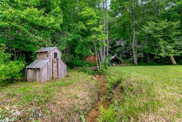 view of yard with a shed and an outdoor structure