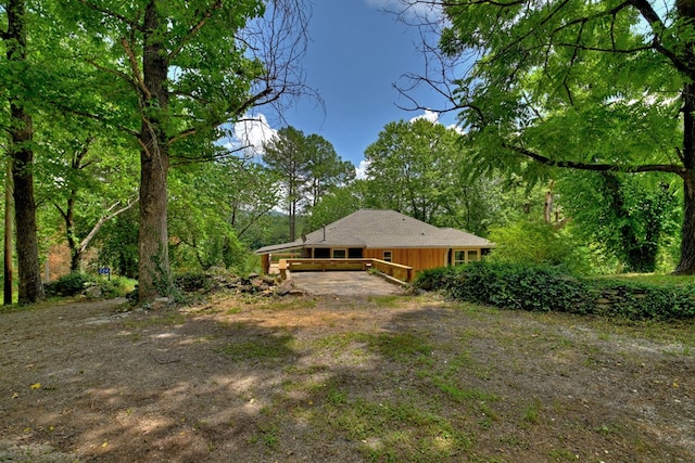 view of yard featuring driveway